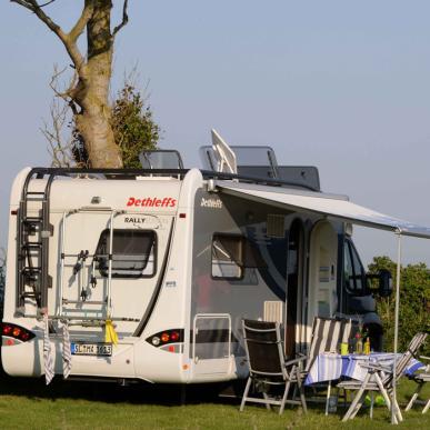 Camper aan het water op Drejby Strand Camping