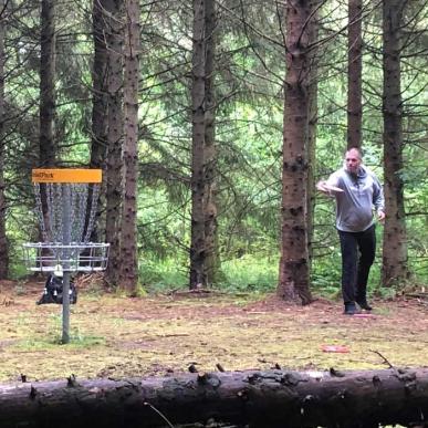 Disc Golf in het bos