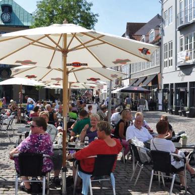 Sommerstemning på Rådhustorvet i Sønderborg