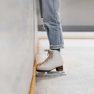 Skøjter på isen i Frøs Arena i Vojens