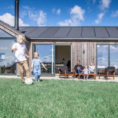 Familie nyder sommeren i sommerhus