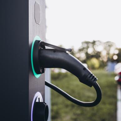 En bil bliver opladet 