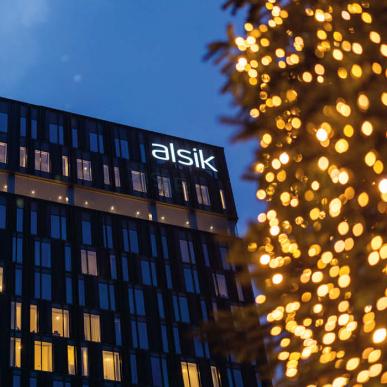 Juletræ med julelys foran Alsik Hotel & Spa