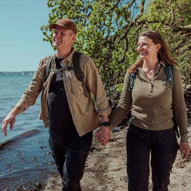 Par der vandrer ved Jørgensgård Skov og Åbæk strand