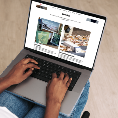 Kvinde der sidder og kigger på Destination Sønderjyllands bookingside på sin computer