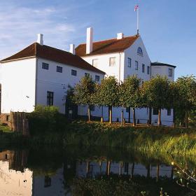 Kasteel Brundlund, gezien vanaf het meer