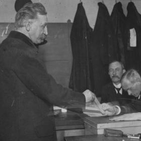 H P Hanssen afgiver sin stemme 1920