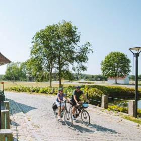 Fietsers bij Slotsmøllen bij Kasteel Brundlund