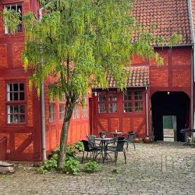 Gårdhaven ved Ehlers Samlingen, Historie Haderslev