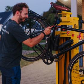 Bike Station in gebruik op Gammelmark Strand Camping