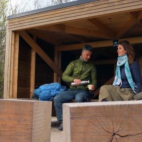 Twee personen in een shelter bij het Marskstien-pad