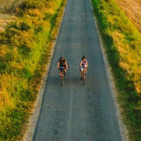 Paar fietst door de velden bij Aabenraa