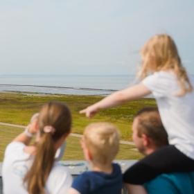 Børnefamilie på toppen af Vidåslusen