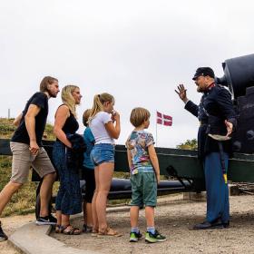 Familie ved en kanon på Historiecenter Dybbøl Banke