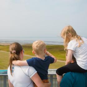 Gezin met kinderen boven op de Vidåslusen