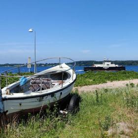 Barsø - boot op het strand, met de veerboot op de achtergrond