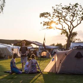 Kampeerplezier in de zon op Gammelbro Camping