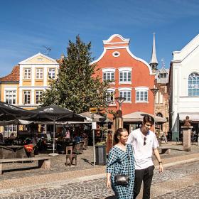 Et par går i den gamle bydel i Haderslev