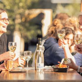 Veninder der hygger ved Streetfood i Aabenraa