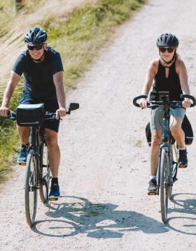 Paar fietst op een zandweg op Aarø