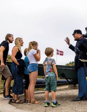 Familie med en kanon på Historiecenter Dybbøl Banke