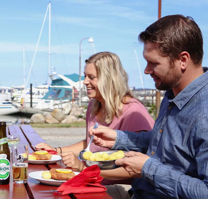 Spisning på havnen ved Årøs Perle