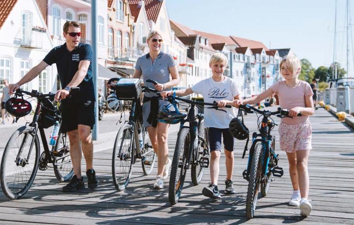 Familie med cykler på havnefronten i Sønderborg